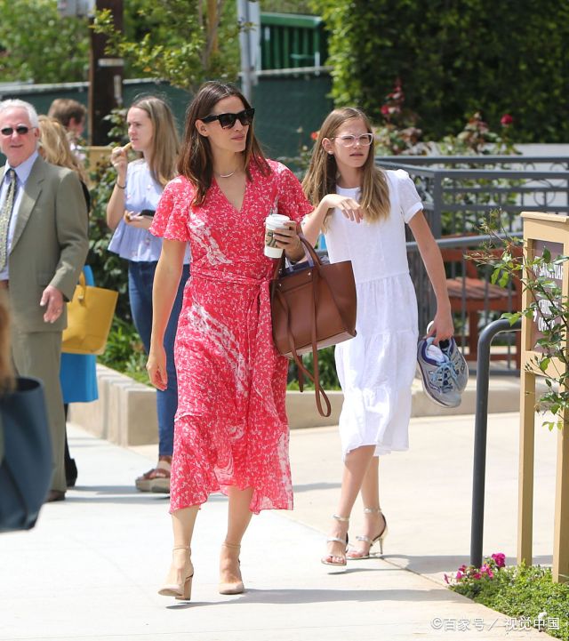 大女儿维奥莱特·阿弗莱克紧随詹妮弗·加纳身后.